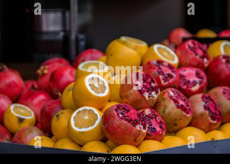 Grenade fraîche et fruits orange exposés au stand de jus d'un vendeur de rue traditionnel à Eminonu Istanbul, Turquie Banque D'Images