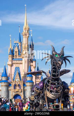 Disney Dragon dans Festival of Fantasy Parade sur main Street U.S.A, Magic Kingdom, Walt Disney World Resort, Orlando, Floride, États-Unis d'Amérique Banque D'Images