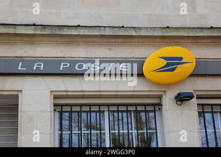 Bordeaux , France - 01 31 2024 : la poste signe de la marque façade et chaîne texte logo du bureau agence de poste française banque Banque D'Images