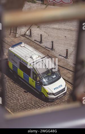 Fourgon de police britannique garé dans la rue à Manchester, Royaume-Uni Banque D'Images