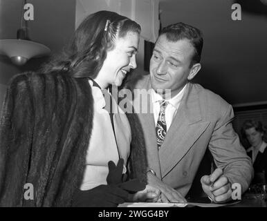 Esperanza Baur et John Wayne demandant un permis de mariage, 1946 Banque D'Images