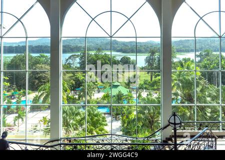 Terrasse de la piscine depuis le lobby, Gamboa Rainforest Hotel, parc national de Soberania, province de Panamá, Panama City, province de Panama, République du Panama Banque D'Images