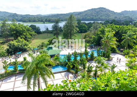 Terrasse de la piscine depuis le lobby, Gamboa Rainforest Hotel, parc national de Soberania, province de Panamá, Panama City, province de Panama, République du Panama Banque D'Images