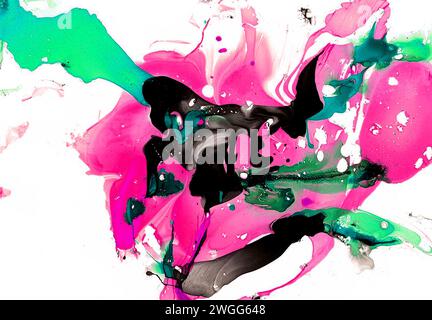 Fond abstrait de taches chaotiques roses, vertes et noires sur blanc. Les taches se croisent. Ils ont différentes nuances et flous. Effets de marbre. Dynamique. Banque D'Images