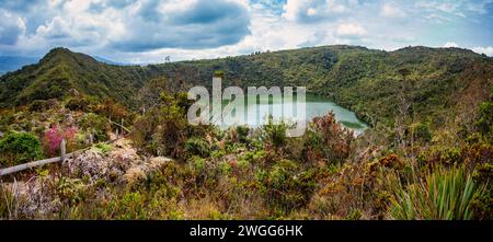 Lac Guatavita (Laguna Guatavita) situé dans la Cordillère orientale des Andes colombiennes. Site sacré des indiens Muisca indigènes. Cundinamarca de Banque D'Images