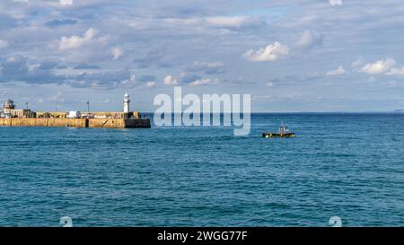 St Ives, Cornouailles, Angleterre, Royaume-Uni - 30 mai 2022 : vue sur le mur du port et les phares Banque D'Images