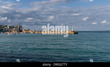 St Ives, Cornouailles, Angleterre, Royaume-Uni - 30 mai 2022 : vue sur le mur du port et les phares Banque D'Images