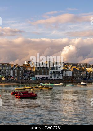 St Ives, Cornouailles, Angleterre, Royaume-Uni - 30 mai 2022 : vue des bateaux dans le port de St Ives Banque D'Images