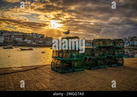 St Ives, Cornouailles, Angleterre, Royaume-Uni - 30 mai 2022 : soleil du soir et nuages au-dessus du port Banque D'Images