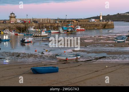 St Ives, Cornouailles, Angleterre, Royaume-Uni - 30 mai 2022 : bateaux dans le port à marée basse Banque D'Images
