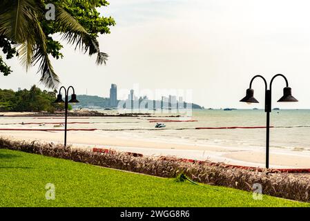 Une vue sur la plage de Pattaya dans l'après-midi. Banque D'Images