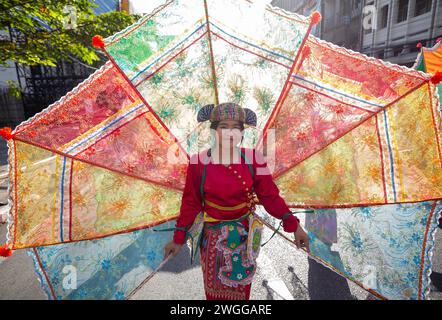 Chiang mai, Thaïlande. 03rd Feb, 2024. Un danseur traditionnel interprète la danse Thai Lanna pendant le Festival. Le Festival des fleurs de Chiang mai existe depuis plus de 46 ans et célèbre les belles fleurs en fleurs. Le festival se déroule sur 3 jours début février chaque année et attire des visiteurs à Chiang mai. (Photo de Pongmanat Tasiri/SOPA images/Sipa USA) crédit : Sipa USA/Alamy Live News Banque D'Images