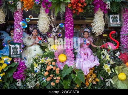 Chiang mai, Thaïlande. 03rd Feb, 2024. Des femmes vêtues de costumes traditionnels participent au Festival. Le Festival des fleurs de Chiang mai existe depuis plus de 46 ans et célèbre les belles fleurs en fleurs. Le festival se déroule sur 3 jours début février chaque année et attire des visiteurs à Chiang mai. Crédit : SOPA images Limited/Alamy Live News Banque D'Images