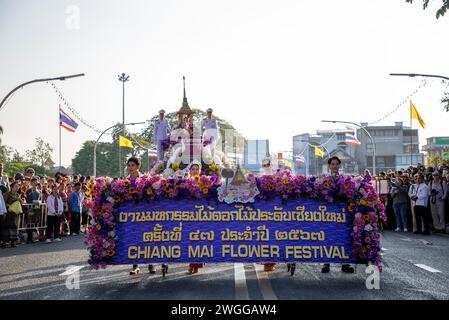 Chiang mai, Thaïlande. 03rd Feb, 2024. Les gens participent pendant le Festival. Le Festival des fleurs de Chiang mai existe depuis plus de 46 ans et célèbre les belles fleurs en fleurs. Le festival se déroule sur 3 jours début février chaque année et attire des visiteurs à Chiang mai. Crédit : SOPA images Limited/Alamy Live News Banque D'Images