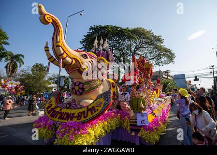 Chiang mai, Thaïlande. 03rd Feb, 2024. Des femmes vêtues de costumes traditionnels participent au Festival. Le Festival des fleurs de Chiang mai existe depuis plus de 46 ans et célèbre les belles fleurs en fleurs. Le festival se déroule sur 3 jours début février chaque année et attire des visiteurs à Chiang mai. Crédit : SOPA images Limited/Alamy Live News Banque D'Images