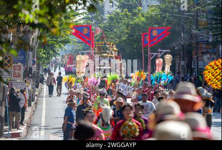 Chiang mai, Thaïlande. 03rd Feb, 2024. Les gens vêtus de costumes traditionnels défilent dans les rues pendant le Festival. Le Festival des fleurs de Chiang mai existe depuis plus de 46 ans et célèbre les belles fleurs en fleurs. Le festival se déroule sur 3 jours début février chaque année et attire des visiteurs à Chiang mai. Crédit : SOPA images Limited/Alamy Live News Banque D'Images