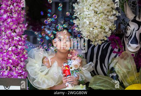 Chiang mai, Thaïlande. 03rd Feb, 2024. Une femme vêtue de costume traditionnel participe au Festival. Le Festival des fleurs de Chiang mai existe depuis plus de 46 ans et célèbre les belles fleurs en fleurs. Le festival se déroule sur 3 jours début février chaque année et attire des visiteurs à Chiang mai. (Photo de Pongmanat Tasiri/SOPA images/Sipa USA) crédit : Sipa USA/Alamy Live News Banque D'Images