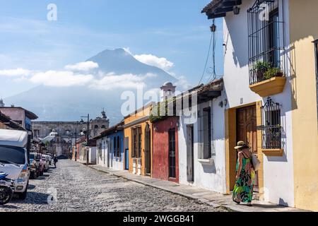 Rue pavée avec volcan de Agua derrière, Antigua, département de Sacatepéquez, République du Guatemala Banque D'Images