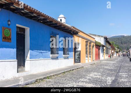 Rue pavée aux maisons colorées, Antigua, département de Sacatepéquez, République du Guatemala Banque D'Images