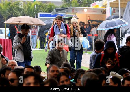 Les visiteurs assistent au Festival de littérature de Jaipur sous la pluie à Jaipur, Rajasthan, Inde, le 4 février 2024. (Photo de Vishal Bhatnagar/NurPhoto)0 crédit : NurPhoto SRL/Alamy Live News Banque D'Images