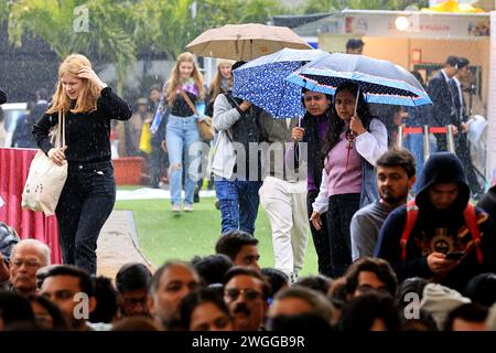 Les visiteurs assistent au Festival de littérature de Jaipur sous la pluie à Jaipur, Rajasthan, Inde, le 4 février 2024. (Photo de Vishal Bhatnagar/NurPhoto)0 crédit : NurPhoto SRL/Alamy Live News Banque D'Images