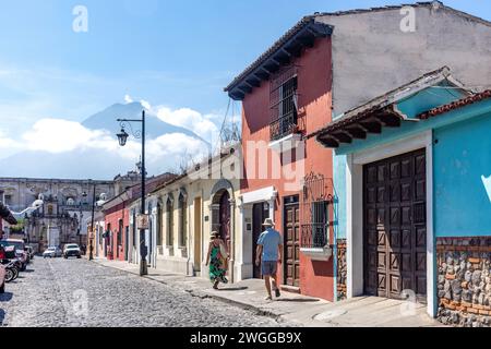 Rue pavée avec volcan de Agua derrière, Antigua, département de Sacatepéquez, République du Guatemala Banque D'Images