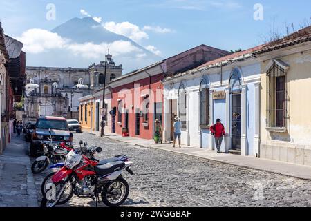 Rue pavée avec volcan de Agua derrière, Antigua, département de Sacatepéquez, République du Guatemala Banque D'Images