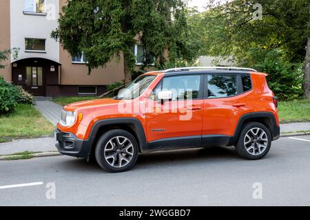 OSTRAVA, RÉPUBLIQUE TCHÈQUE - 23 AOÛT 2023 : Orange American Jeep Renegade SUV garé dans la rue Banque D'Images