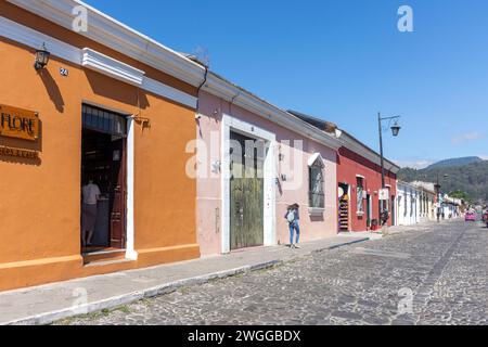 Rue pavée aux maisons colorées, Antigua, département de Sacatepéquez, République du Guatemala Banque D'Images