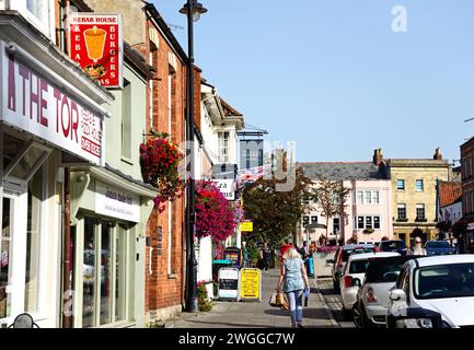 Vue sur les boutiques et les restaurants le long de Magdalene Street dans la vieille ville, Glastonbury, Somerset, Royaume-Uni, Europe. Banque D'Images