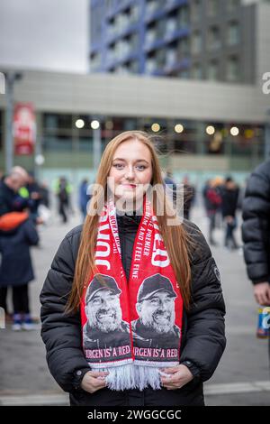 Une jeune fan de Liverpool avec une écharpe Jurgen Klopp Banque D'Images