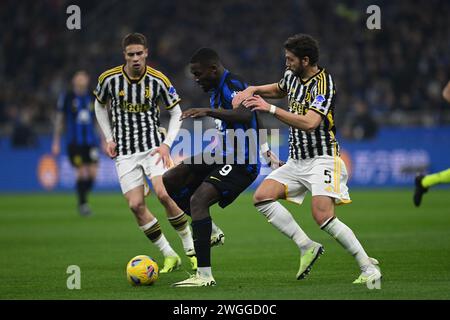 Milan, Italie. 4 février 2024. Marcus Thuram(Inter)Manuel Locatelli (Juventus) lors du match italien de série A entre l'Inter 1-0 Juventus au stade Giuseppe Meazza le 4 février 2024 à Milan, Italie. Crédit : Maurizio Borsari/AFLO/Alamy Live News Banque D'Images