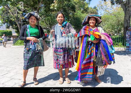 Vendeuses d'artisanat à Central Park, Antigua, département de Sacatepéquez, République du Guatemala Banque D'Images