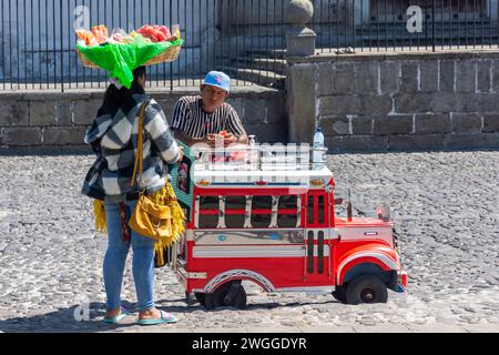 Vendeurs de nourriture à Central Park, Antigua, département de Sacatepéquez, République du Guatemala Banque D'Images