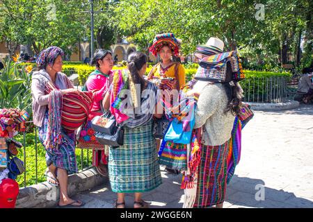 Vendeuses d'artisanat à Central Park, Antigua, département de Sacatepéquez, République du Guatemala Banque D'Images