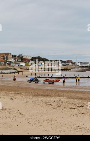 RNLI Clacton on Sea revenant de manœuvres d'entraînement. Banque D'Images