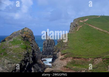 Le doigt pointant comme la formation rocheuse de Middle Merope Island sur le South West Coastal Path près de Padstow en Cornouailles, Angleterre, Royaume-Uni. Banque D'Images