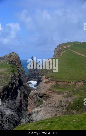 Le doigt pointant comme la formation rocheuse de Middle Merope Island sur le South West Coastal Path près de Padstow en Cornouailles, Angleterre, Royaume-Uni. Banque D'Images