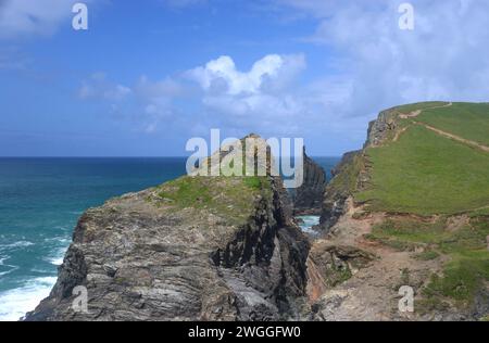 Le doigt pointant comme la formation rocheuse de Middle Merope Island sur le South West Coastal Path près de Padstow en Cornouailles, Angleterre, Royaume-Uni. Banque D'Images