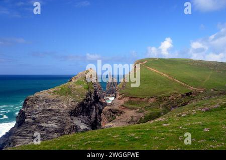 Le doigt pointant comme la formation rocheuse de Middle Merope Island sur le South West Coastal Path près de Padstow en Cornouailles, Angleterre, Royaume-Uni. Banque D'Images