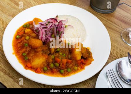 Veau épicé avec pommes de terre et sauce Banque D'Images