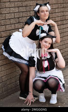 Deux filles cosplay habillées en servantes japonaises Banque D'Images