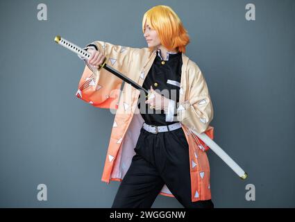 Un cosplayer habillé comme un samouraï avec les cheveux orange Banque D'Images