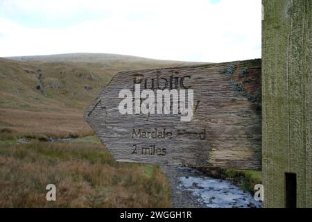 Panneau en bois pour la voie publique (Green Road) à Mardale Head depuis le col de Gatesgarth à Longsleddale, Lake District National Park, Cumbria, Angleterre. Banque D'Images