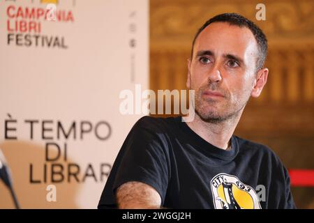 Le célèbre caricaturiste italien Zerocalcare, alias Michele Rech, lors du Festival des livres de Campanie à Naples, à l'intérieur du palais royal. Banque D'Images