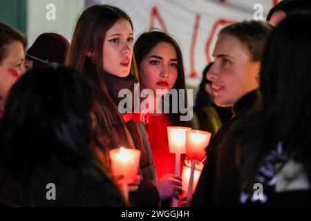 Personnes lors d'une procession aux flambeaux pour la Journée internationale pour l'élimination de la violence à l'égard des femmes. En Italie, les rassemblements se déroulent au milieu d'un outpo Banque D'Images