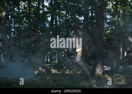 Une unité antiterroriste militaire spécialisée mène une opération secrète dans des forêts denses et dangereuses, faisant preuve de précision, de discipline et de stratégie Banque D'Images