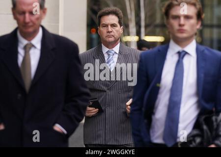 Le Dr Craig Wright (au centre) arrive au Rolls Building à Londres pour une audition sur l’identité du créateur de Bitcoin. L'audience a lieu pour déterminer si oui ou non l'informaticien Dr Wright est le pseudonyme 'Satoshi Nakamoto' - la personne qui a créé la monnaie numérique en 2008. Wright, un inventeur et universitaire australien, a déclaré qu'il était le créateur de Bitcoin en 2016, mais cette affirmation a suscité le scepticisme. Date de la photo : lundi 5 février 2024. Banque D'Images