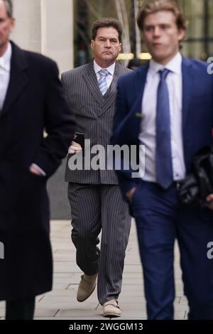 Le Dr Craig Wright (au centre) arrive au Rolls Building à Londres pour une audition sur l’identité du créateur de Bitcoin. L'audience a lieu pour déterminer si oui ou non l'informaticien Dr Wright est le pseudonyme 'Satoshi Nakamoto' - la personne qui a créé la monnaie numérique en 2008. Wright, un inventeur et universitaire australien, a déclaré qu'il était le créateur de Bitcoin en 2016, mais cette affirmation a suscité le scepticisme. Date de la photo : lundi 5 février 2024. Banque D'Images