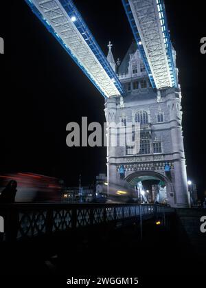 Royaume-Uni, Londres, Tower Bridge, vue de nuit regardant le pont depuis le niveau de la route. Banque D'Images